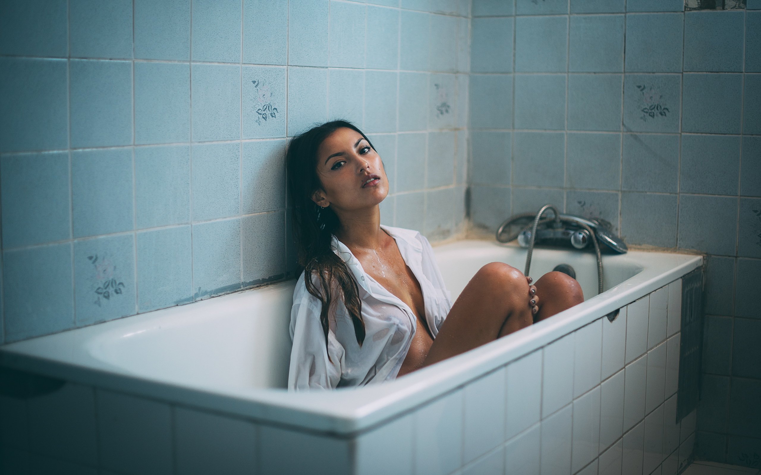 Фото сиськастой девушки разрывающей блузку в ванной