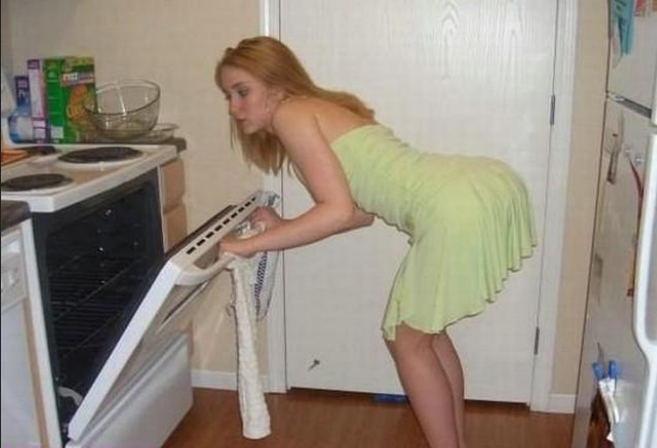 Домохозяйка наклонилась. Домашние жены на кухне.