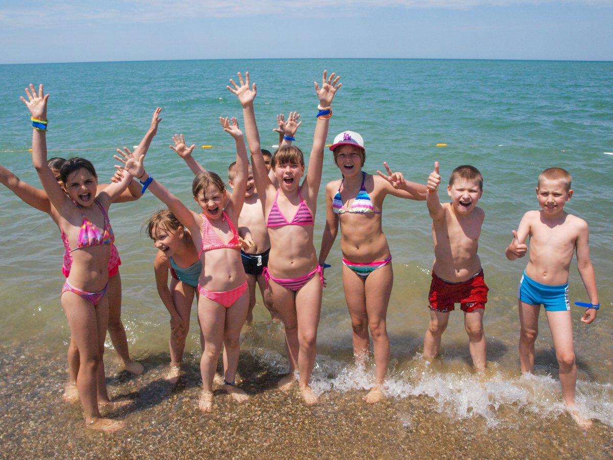 девочки в лагере на пляже