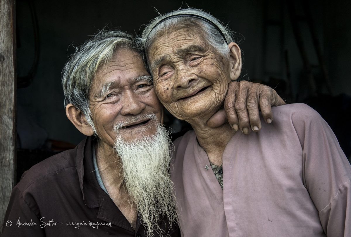 Пожилые азиаты. Красивые старики. Пожилой Азиат. Смеющийся старик. Счастливые пенсионеры.
