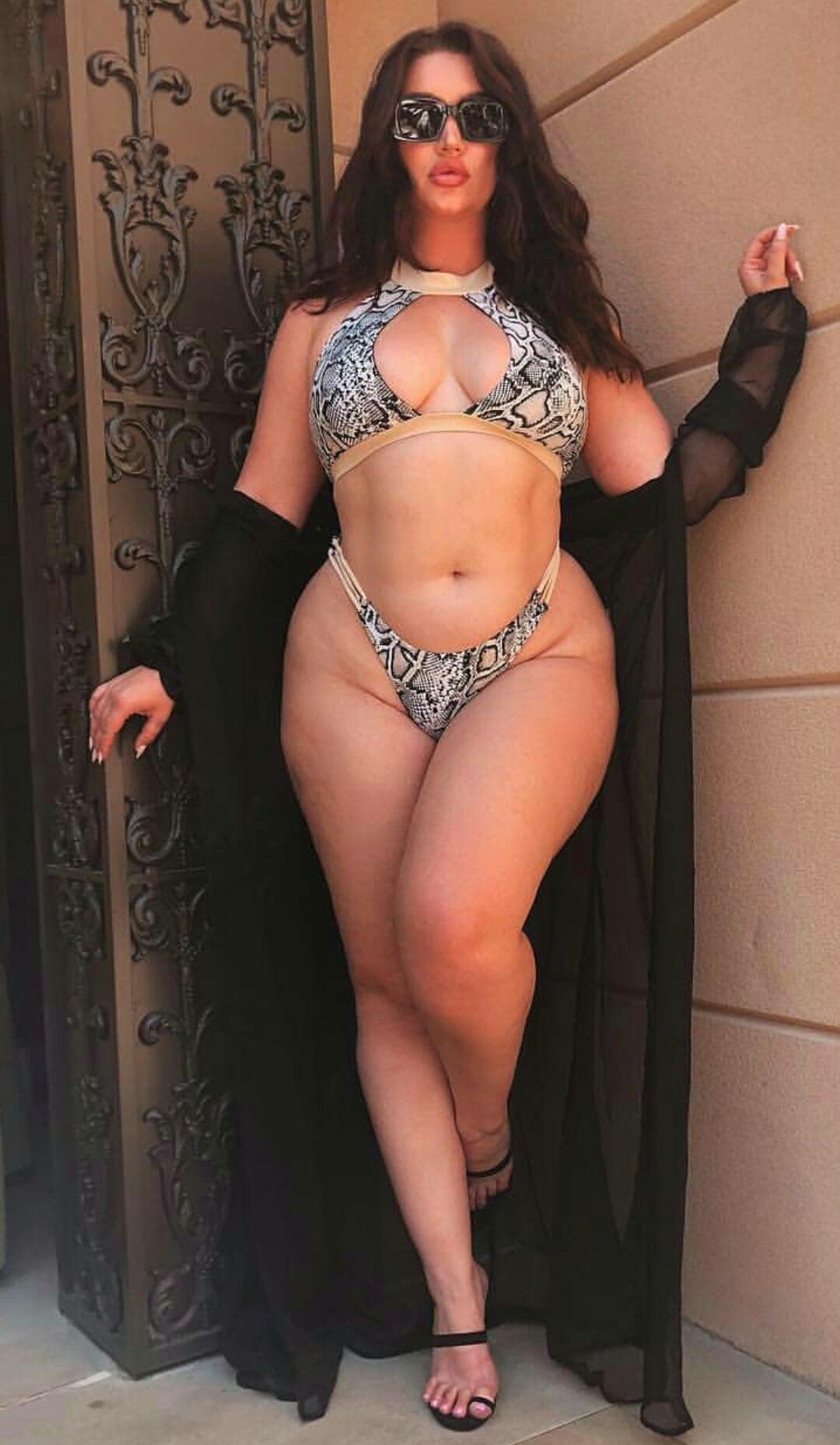 Kellee Moran в купальнике.