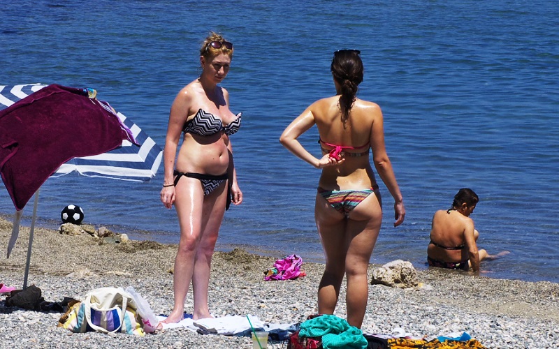 Тетка загорает. Женщина загорает. Типичный отдыхающий в сочи. Женщины на пляже москвы. Женщины загорают на даче.